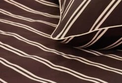 VTwonen Vt Wonen Diagonal Dekbedovertrek Dark Red 10 VTwonen Vt Wonen Diagonal Dekbedovertrek Dark Red -Exporteren Droomnest Winkel diagonal dark red 40 detail