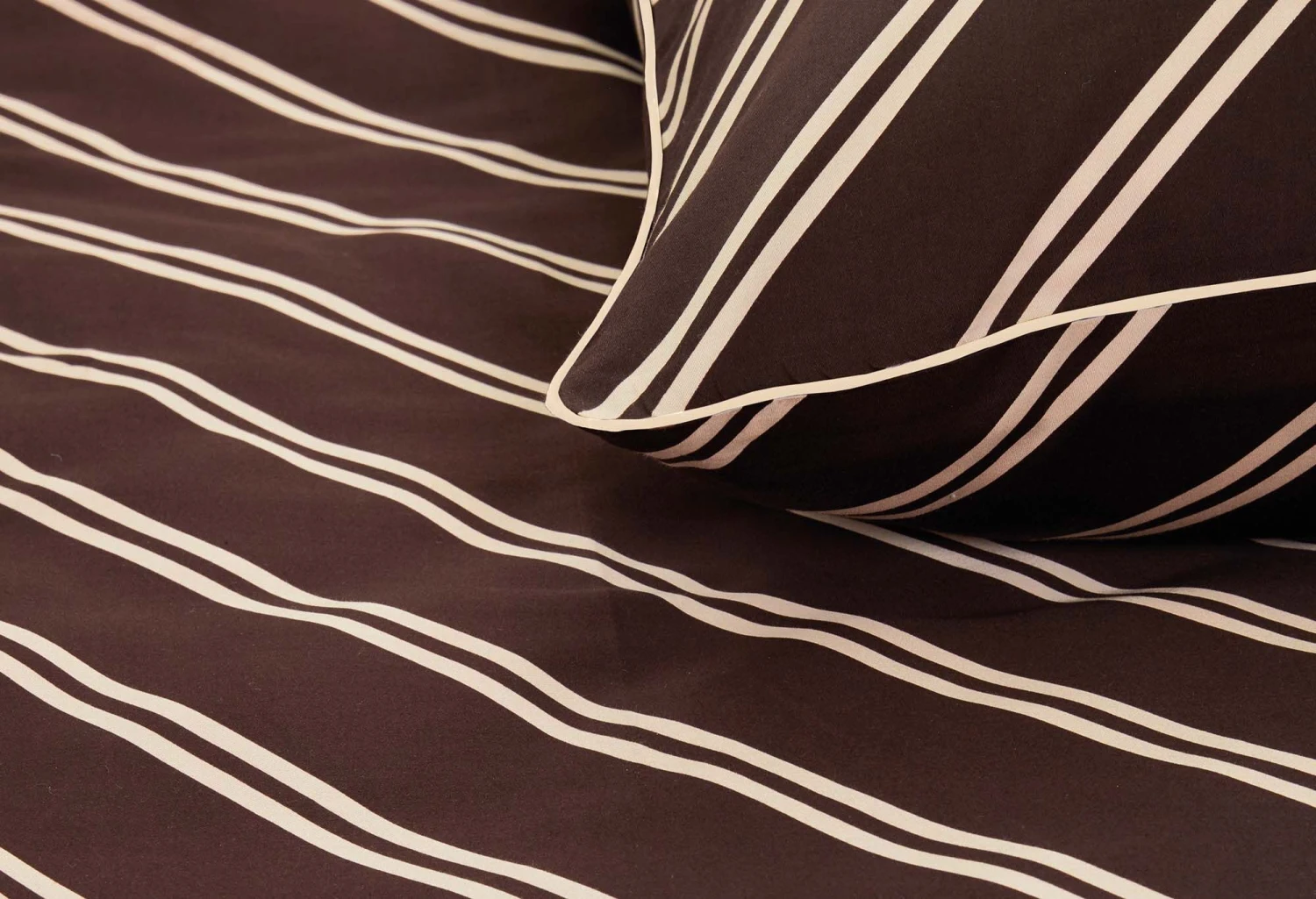 VTwonen Vt Wonen Diagonal Dekbedovertrek Dark Red 5 VTwonen Vt Wonen Diagonal Dekbedovertrek Dark Red - Afbeelding 5