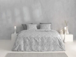 Zo!Home Fiori Di Satinado Dekbedovertrek Ash Grey -Exporteren Droomnest Winkel zohome dekbedovertrek katoen satijn fiori di satinado ash grey sfeer 1